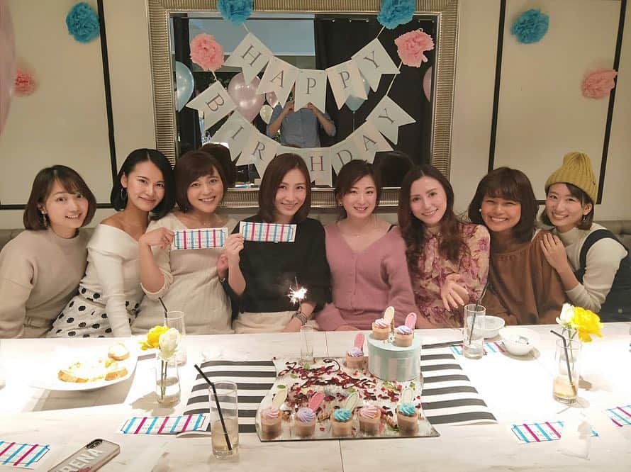 乾亜由美のインスタグラム：「メディア女子忘年会！ みんなバイタリティー溢れていて、人生を楽しんでいて会うたびに綺麗になっていて尊敬できるメンバー★  沢山笑って勉強できて、今年も良い締めくくりができそう♩  #satc  #女子会 #忘年会 #表参道ランチ #30代は楽しい」
