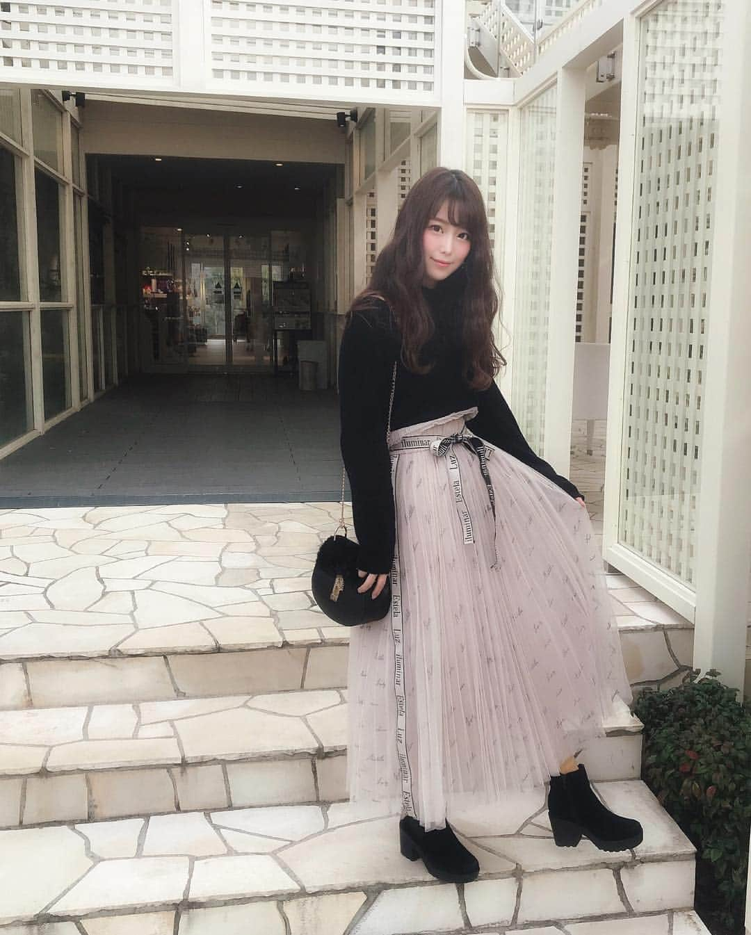 鈴木 あやさんのインスタグラム写真 - (鈴木 あやInstagram)「. ootd...♥♡˖ . tops...elfsack skirt...snidel @snidel_official  bag...rurushushu @rurushushu_  boots...fabbyfabby @fabbyfabby_tokyo . 冬はやっぱりファーアイテムが 欲しくなるーーーっ🥰て事で フラップ部分がファーになってる ショルダーバッグGETしたよ💼♥️ . このショートブーツは 沢山歩く日でも足痛くならないし 本当によく履いてるよ☺️👍🏻 . ドッグランもショートブーツで 走り回った🏃🏻‍♀️💨💨🐕🐕💨 . #ootd #code #coordinate #tops #elfsack #skirt #snidel #shoes #boots #shortboots #fabbyfabby #bag #chainbag #rurushushu #tulle #tulleskirt #selca #selfie #千葉 #ドギーズアイランド」12月27日 20時42分 - ayachu69