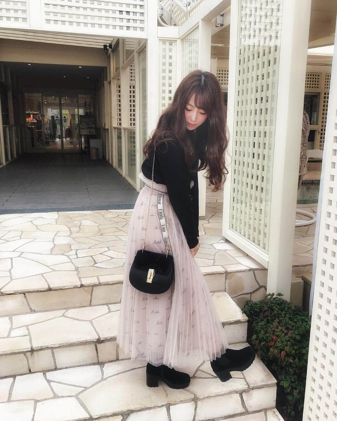 鈴木 あやさんのインスタグラム写真 - (鈴木 あやInstagram)「. ootd...♥♡˖ . tops...elfsack skirt...snidel @snidel_official  bag...rurushushu @rurushushu_  boots...fabbyfabby @fabbyfabby_tokyo . 冬はやっぱりファーアイテムが 欲しくなるーーーっ🥰て事で フラップ部分がファーになってる ショルダーバッグGETしたよ💼♥️ . このショートブーツは 沢山歩く日でも足痛くならないし 本当によく履いてるよ☺️👍🏻 . ドッグランもショートブーツで 走り回った🏃🏻‍♀️💨💨🐕🐕💨 . #ootd #code #coordinate #tops #elfsack #skirt #snidel #shoes #boots #shortboots #fabbyfabby #bag #chainbag #rurushushu #tulle #tulleskirt #selca #selfie #千葉 #ドギーズアイランド」12月27日 20時42分 - ayachu69