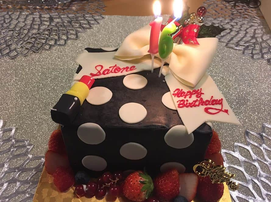 モモコさんのインスタグラム写真 - (モモコInstagram)「さとねの誕生日は、ミャンマーロケだったので、クリスマスと合同で、やりました💕 遅すぎやね！ 帯状疱疹後神経痛になったから、病院通いばっかやったもんねー！ . #ハイヒールモモコ #👠 #👠🍑 #CHANEL #シャネラー #グルメ #誕生日 #クリスマス #帯状疱疹」12月27日 20時36分 - highheel_momoko