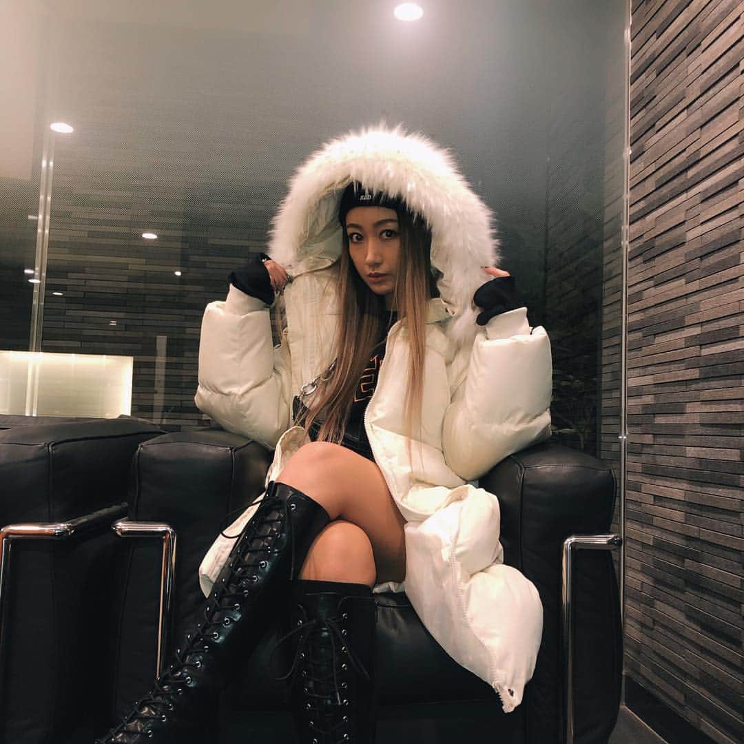 のインスタグラム：「クリスマスも終わって一気に年末感🐣🌄💕 寒さも増してきたね❄️ 寒いの嫌いだから @myuno0125 の ロングダウンでポカポカ〜あったかい〜🧡 . 今年もMYUNOの福袋を先行販売で 一足先にGETできた💕 自分で好きな商品を２点選べて 今着てるこのアウターの合計3点が入ってる 外れなしの福袋だよ🥰🥰🥰 タグ付けしてるからチェック🏷してね💋 . #ootd #code #fashion #style #mix #select #shop #selectshop #myuno #コーデ #コーディネート #ファッション #ダウンジャケット #ロングダウン #プチプラ #東京 #渋谷 #海外 #お洒落 #洋服 #福袋 #冬」