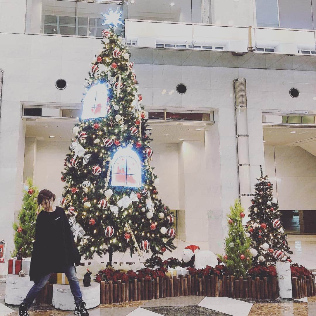 大家志津香さんのインスタグラム写真 - (大家志津香Instagram)「クリスマスが終わって 一気に年末にモード。 あとすこし。 だいすきだった2018年が終わってしまう。  #年末#年始#人生の短さ痛感#悲しい#5億歳まで生きたい#明日で27歳#あと499999973年生きたい」12月27日 12時12分 - ooyachaaan1228