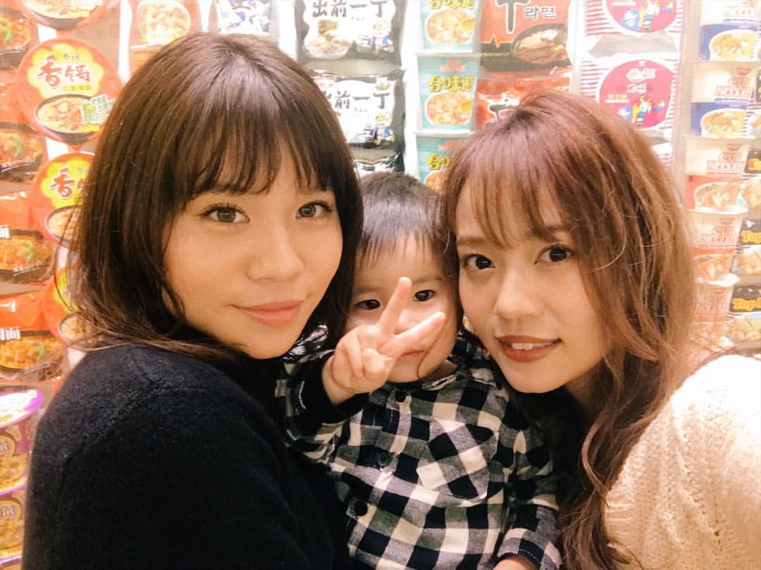 長嶋りあんのインスタグラム：「Happy birthday Rairi🌹 初めてカップラーメン博物館🍜 ただただカップラーメン食べたくなるし作ったカップ麺の賞味期限は一ヶ月らしいから、すぐ食べますし碧馬はガチ天使だし赤い車好きみたいだからたくさん絵文字使っとくね🚗🚒🚗🚒🚗🚒🚗🚒🏎 そのあとシェラトンのビュッフェ🍹お腹いっぱいすぎて今日なにも食べれないだろうな…と思ったけど全然お腹すいてる🥺そんなもん🥰 なおありがとう🧚🏻‍♀️💕 #カップラーメンミュージアム  #誕生日おめでとう #クロちゃんに鳥肌」