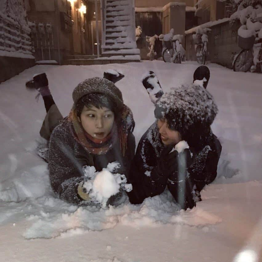 藤咲百恵さんのインスタグラム写真 - (藤咲百恵Instagram)「. 今年まだ雪降るかなぁ☃️ 雪大好きなんだよなー 翌日、溶けて凍った地面も好き （⚠︎乗り物移動の時は危険） 自転車でカーブフルスピードで滑った笑っちゃう これは今年の雪✨ 姉が雪食べて感想待ちの写真📷 今はアメリカにいます姉！ いいな🤶🏻 . . #姉妹 #もりぞーちゃん #雪 #妹 #姉 #雪遊び #寒い #楽しい #雪合戦 #日本 #snow #winter #love #sister #fun #アメリカ #旅行 #travel #America #japanesegirl #girl」12月27日 15時15分 - ee.momoe