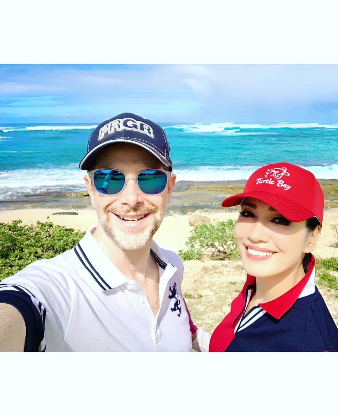 アンミカさんのインスタグラム写真 - (アンミカInstagram)「時差ボケを治すために、朝早くから夫婦ゴルフへ⛳️海のそばのアーノルドパーマーコースは美しく、映像プロデューサーの旦那様は撮影しっぱなし💗可愛い💕 。 #撮影してる旦那様を愛しさ余って隠し撮り💗 #夫婦でウエアをトリコロールカラーにまとめましたよ #旦那様はアドミラルで私はトミーヒルフィガーでコーデ #今日もベストが出かけて最後にプレッシャーに負けた。。 #明日も頑張るぞ！ #vacation #hawaii #夫婦旅 #model #ahnmika @tommyhilfiger @admiral_official1914」12月27日 15時24分 - ahnmikaofficial