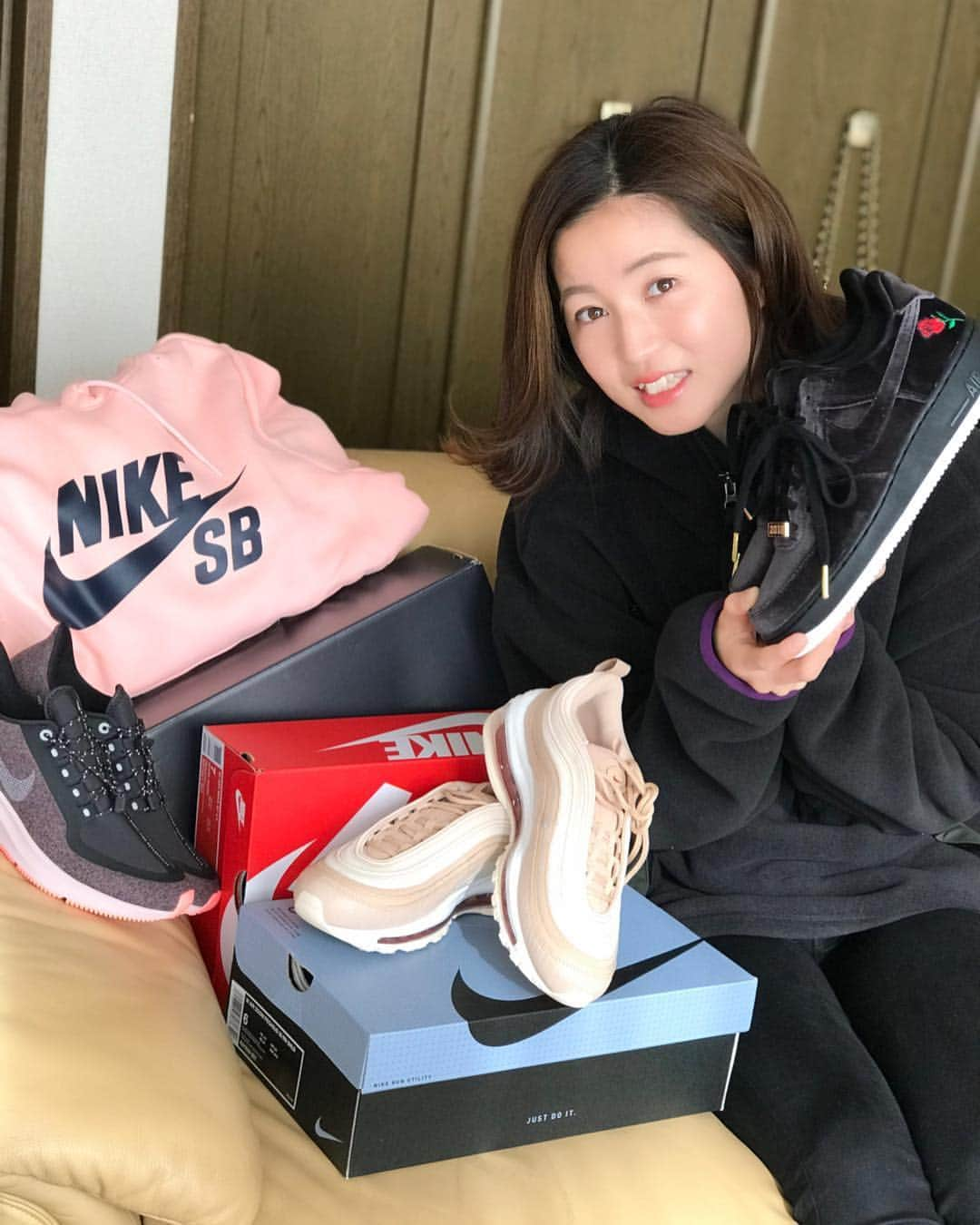 清水梨紗さんのインスタグラム写真 - (清水梨紗Instagram)「NIKEさんからクリスマスプレゼントがたくさん届きました🎁 お気に入りは黒のスニーカー！ ワンポイントで薔薇🌹の刺繍が入ってて可愛い❤️ #nike #justdoit」12月27日 15時45分 - risa_shimizu_2