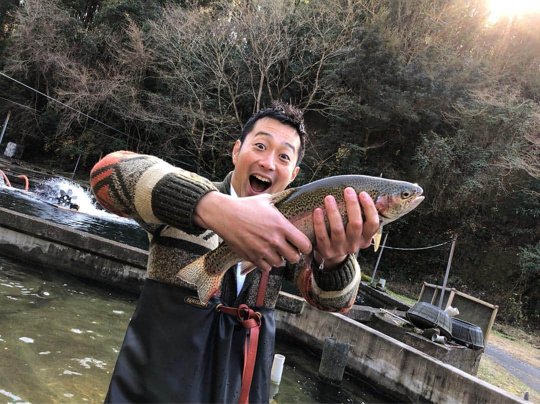 宮下純一さんのインスタグラム写真 - (宮下純一Instagram)「かごピタロケin牧園町 霧島サーモン🐟 #霧島サーモン #養殖サーモン #生け簀からつかみ取り」12月27日 15時50分 - junichi1017