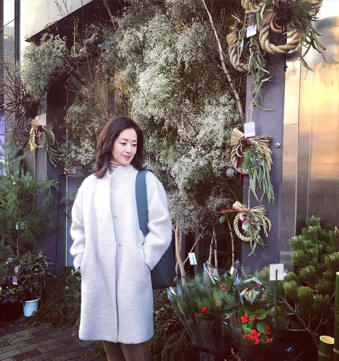 笛木優子のインスタグラム：「今日も寒いですね🥶ロケしてます。  仕事納めまであと少し、みなさんも頑張ってください😎  パーソナルカラーを生かしたコートを🧥早速着てみました🥳  #ブルベ夏 さん #パーソナルカラー #styleworks 次は#骨格診断 が気になるw」