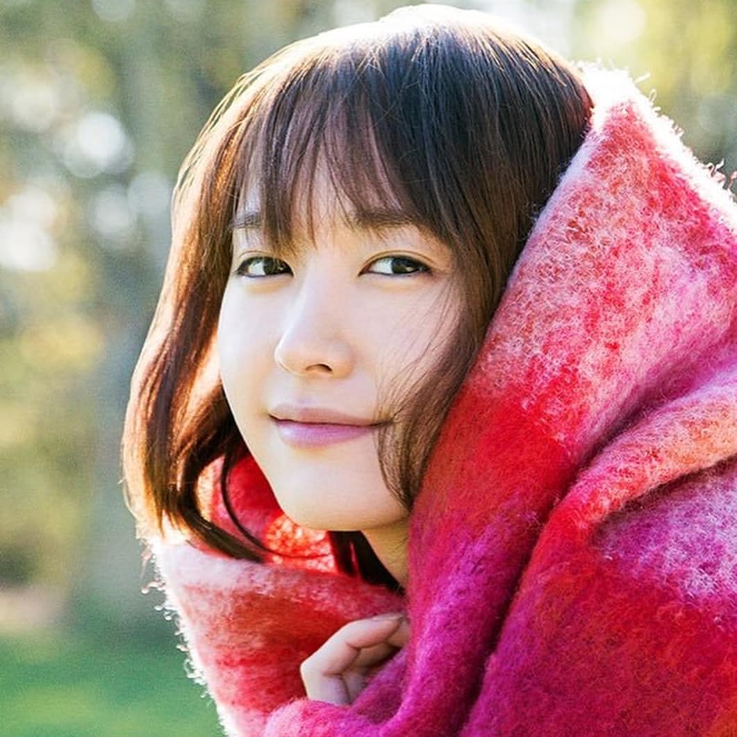 新垣結衣　ファンアカウントのインスタグラム：「もうすぐで2018年も終わりですね。皆さんガッキーのカレンダー買いましたか？ #新垣結衣#新垣結衣好きな人と繋がりたい」