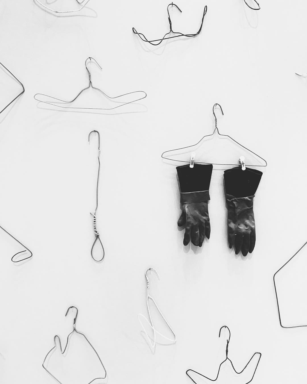 janskeのインスタグラム：「• Hong Kong Coat Hangers • ♥ •  Michael Wolf • Life in cities •」