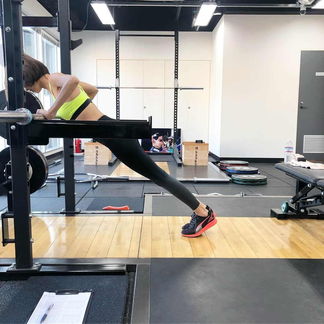 坂元美香さんのインスタグラム写真 - (坂元美香Instagram)「. 2018ラスト🏋️‍♀️連日の忘年会でお腹がやばい。食べ過ぎて毎日胃が裂けそうになってるだけあって腰にお肉が付き始めました🙄今日はせっかくGoProあるんだし無駄に動画撮ってみた。いつも写真だけ撮ってて本当は筋トレなんてしてないんじゃないとか思ってた人に向けてちゃんとやってますアピール🤗B.E.A.T @b.e.a.t_training の皆様今年も1年ありがとうございました！ . #beat #ビート #外苑前beat #外苑前 #パーソナルトレーニング #personaltraining #パーソナルトレーニングジム #training  #トレーニング #ジムトレ #workout #ワークアウト #weighttraining #ウエイトトレーニング #筋トレ女子 #坂元のジムトレ成果 #逆ダイエット #体重増やしたい  #低気圧苦手 #低気圧頭痛 #根性なし子」12月27日 17時25分 - mika_saka