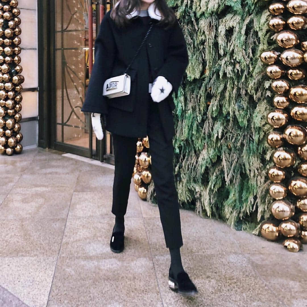 辻莉紗子のインスタグラム：「★モチーフのあったか手袋をゲット❄️ #monochrome #outfit #winter #holiday #coordinate #instafashion #fashion #outfittheotherday」