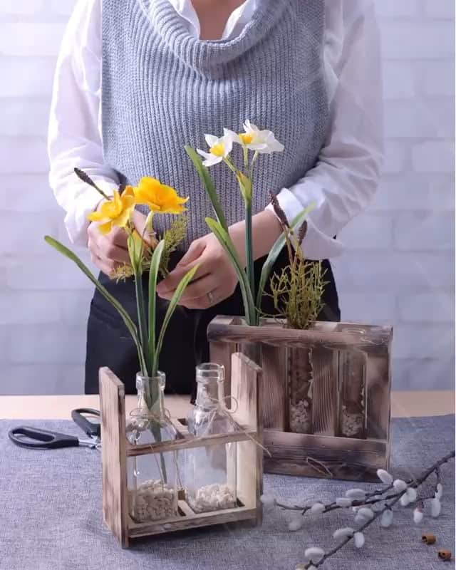 東京堂アーティフィシャルフラワーMAGIQのインスタグラム：「・ 【アーティフィシャルで新しい年を迎える準備をする】 ・ FM3684.1.4 日本水仙 FM3883 つくしバンドル ・ 🎍【新春キャンペーン】開催中❗️ ○コンテスト実施期間 　2018年12月5日（月）～2019年 1月6日(日） ✳️今回から、参加方法が変わります。 ⚠️⚠️必ず以下読んで参加下さい❗️ 👇👇👇👇👇👇👇👇👇👇👇 ◉初回投稿時は【必ず】 キャンペーンサイト👇へ行く https://camp-in.jp/MAGIQ_NW_2019 (もしくはMAGIQプロフィールURLから) ①【参加認証】ボタンを押す ✴️参加認証は初回投稿のみ。２回目からは不要です ② 【 @magiq.jp 】をフォロー ③ 【 #MAGIQ新春2019 】をつけて◯テーマ 【新春を迎える花】をテーマにした写真を投稿してください。 ・花は”アーティフィシャルフラワー”はもちろん、"プリザーブドフラワー””ドライフラワー””生花”など使われていても可 ・ ◎たくさんのご参加お待ちしております🙇‍♀️ ・ #TOKYODO#MAGIQ#MAGIQのある暮らし#東京堂#アーティフィシャルフラワー#アーティフィシャル#アートフラワー#造花#花のある暮らし#花のある生活 #花好きな人と繋がりたい#フラワーデザイン#フラワーアレンジメント#フラワーアレンジ#アレンジメント#正月飾り#お正月飾り#artificialflower#artificial#花藝#插花#花藝課#保鮮花#不凋花#꽃스타그램#조화」