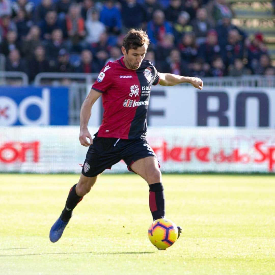 ダリヨ・スルナのインスタグラム：「Una grande vittoria💪🏻#bravi ragazzi🤜🏻#Buon Natale🎄🎁 #forzacasteddu🔴🔵」