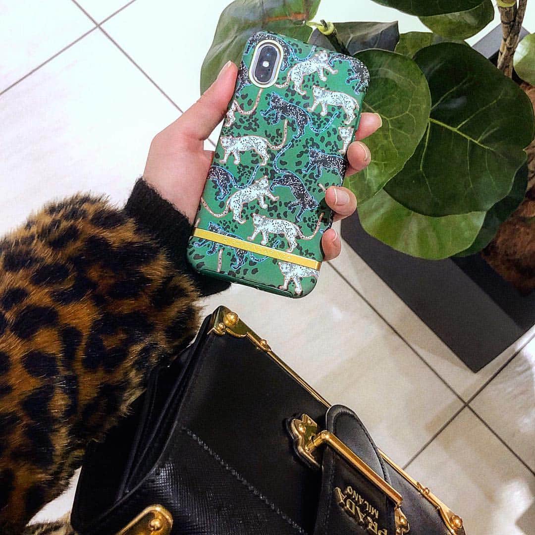 My chan || 舞ちゃんのインスタグラム：「Why couldn’t the leopard play hide and seek? -Because he was always spotted😏Shop your favorite phone cases from @richmondfinch with MISSMYCHAN20 for 20% discount off your purchase👌 最近ハマってる#リッチモンドアンドフィンチ のフォンケース！MISSMYCHAN20 のコードを使ったら全部20%引きになります👌」