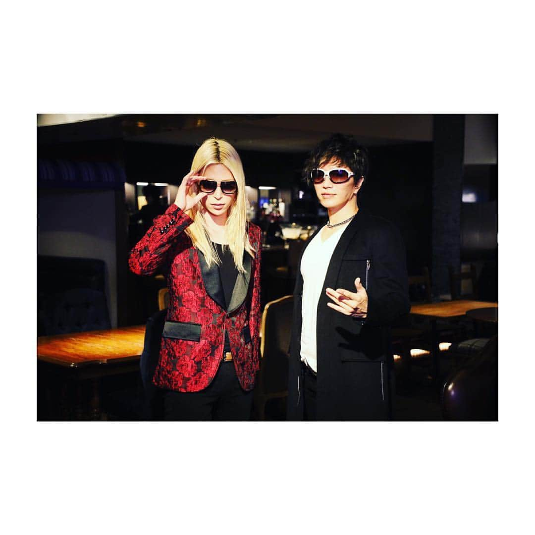 ROLANDさんのインスタグラム写真 - (ROLANDInstagram)「- - 昨日はとある番組でGACKTさんと対談しておりました。 詳細はまた後日告知します… お楽しみに！ - #ROLAND #GACKT #対談」12月27日 18時44分 - roland_0fficial