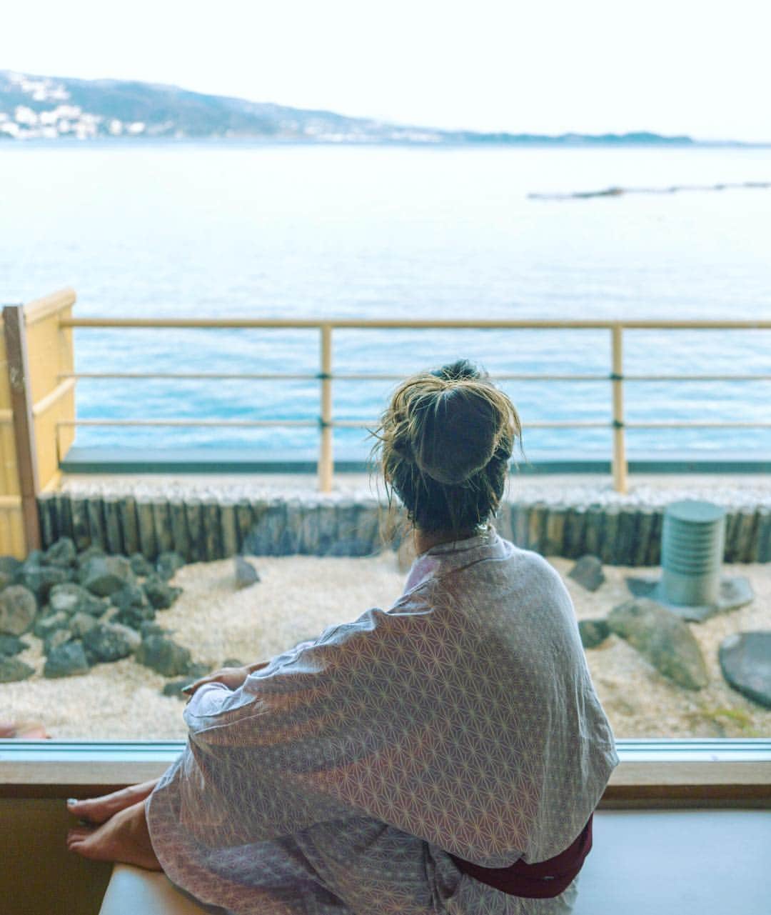 MARISさんのインスタグラム写真 - (MARISInstagram)「Happy holidays 🎅🎄 Merry Christmas !! My boyfriend took me to hot spring for Christmas ❤️♨️ even tho we just got in Japan from Bali 😍 I’m the happiest girl 😍 bc I really wanted to go to Onsen when I am in Japan ❤️❤️❤️🚘 Thank youuuuuu 🎅❤️ You know how to make me happy 😍 Love you baby boo boooooom ❤️ Thank you for the best birthday in Bali and the best X’mas trip ❤️ This hotel was awesome😍♨️ Especially this ocean view from our room with own hot spring ♨️❤️ Slide pictures 🗻♨️ クリスマスは彼に温泉に連れて行ってもらったよ❤️海が目の前で晴天で最高に気持ちよかった♨️ ずっと日本に帰ったら温泉行きたい！て言ってたから、嬉しい❤️🚘 また来月海外だから、熱海に泊まって箱根神社行ったり富士山の方をドライブしたり、日本らしい冬を満喫できました❤️ 最高なクリスマスをありがとう @light_worker_boy 🎅❤️ #merrychristmas #happyholidays #happyholidays2018」12月27日 18時53分 - marristea