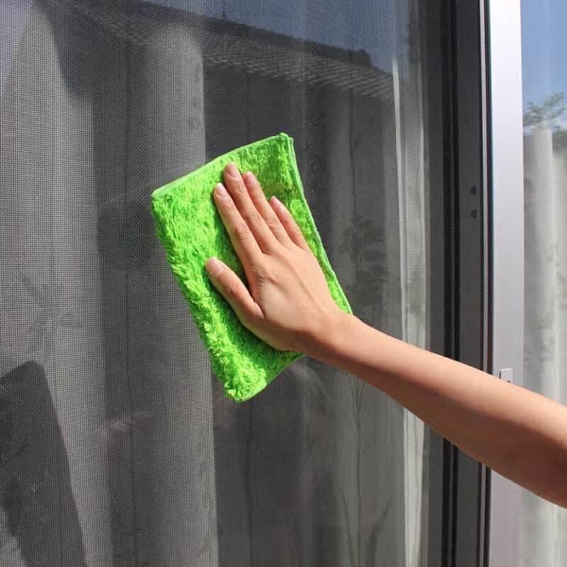 カインズさんのインスタグラム写真 - (カインズInstagram)「窓にも網戸にも両面使え、水を含ませるだけで洗剤を使わず汚れを落とすぞうきん。 窓用の青色面はエッジのある超極細繊維が、網戸用の緑色面はツンツンとしたブラシ繊維が網戸の目に入り込み、汚れをきれいに落とします。洗ってくり返し使えるので経済的。これひとつで新年に差し込む朝日がより明るく感じられそうですね♪ . 窓も網戸も拭けるぞうきん MAZO-2818 価格 398円(税込) . 詳しくはこちら http://www.cainz.com/shop/g/g4549509363118/ . #ぞうきん #窓 #網戸 #両面 #洗剤なし #超極細繊維 #ブラシ繊維 #経済的 #dustcloth #window #screen #bothsides #nodetergent #microfiber #brushfiber #economic #cainz #cainzhome #カインズ #カインズホーム #くらしにららら」12月27日 18時50分 - cainz_official