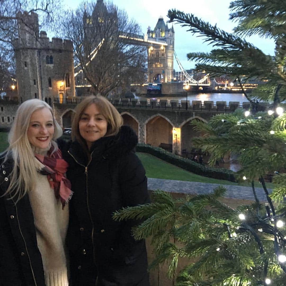 ペニー・クームズのインスタグラム：「Mumma COOMES 👯‍♀️🥰♥️ . . . . #mum #mom #mumma #london #towerbridge #londonbridge #toweroflondon #winter #christmas #memories」