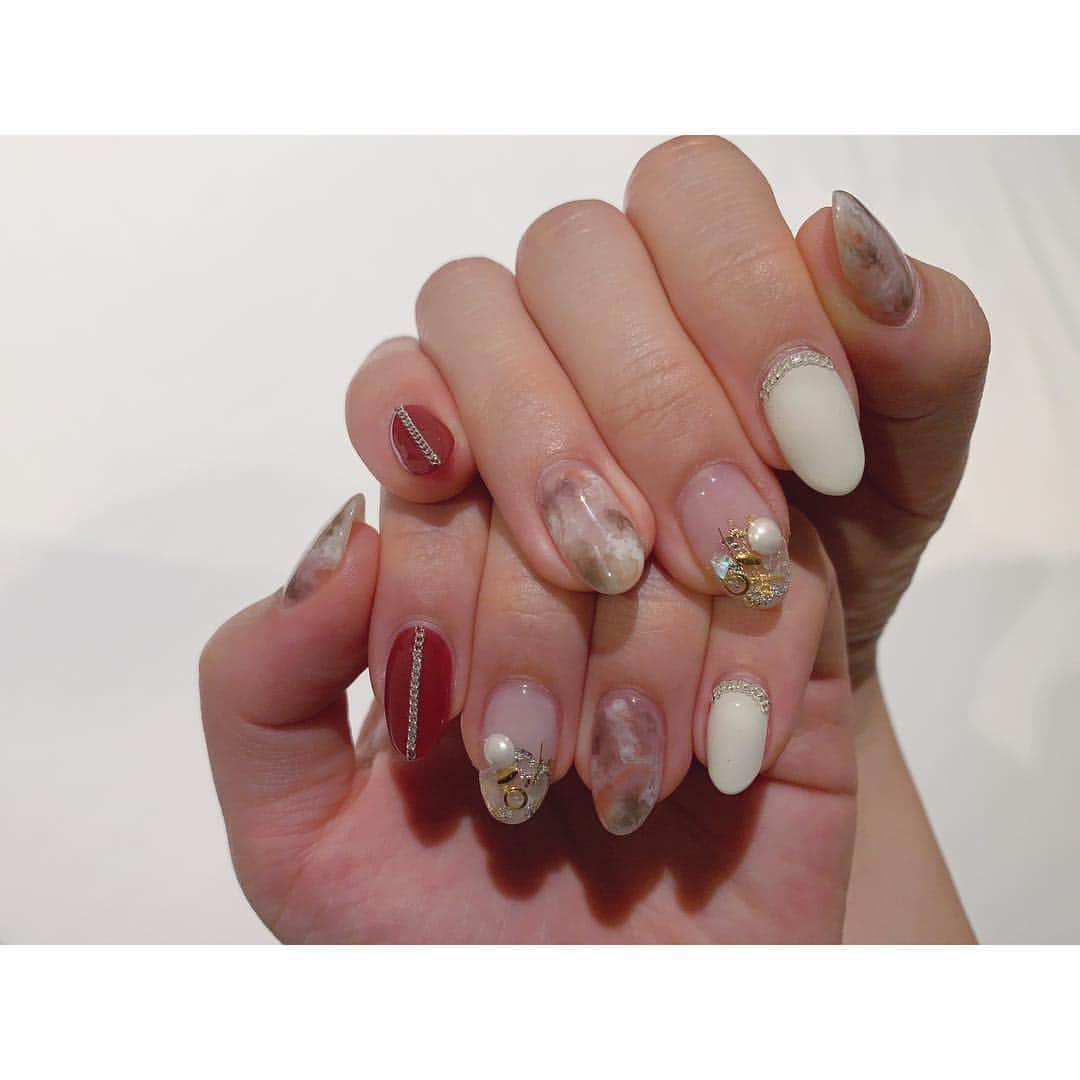 鍋谷真子のインスタグラム：「new nail 💅🏻💫 @richeye_kachigawa  冬っぽく仕上げて頂きました♥️❄️毎月の楽しみ⍨⃝♡ #nail #冬ネイル #ジェルネイル #newnail」