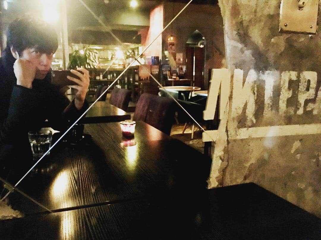 高倉陵さんのインスタグラム写真 - (高倉陵Instagram)「テーブルにロウソクの灯りがともる下北沢のカフェにて。ひじをついたシュッとした写真を撮ったと思ったがガッツポーズに見える。  #三拍子#三拍子高倉#高倉陵#下北沢#shimokitazawa#カフェ#cafe#propaganda#ガッツポーズ#ロウソク#蝋燭#candle」12月27日 19時37分 - takakulife