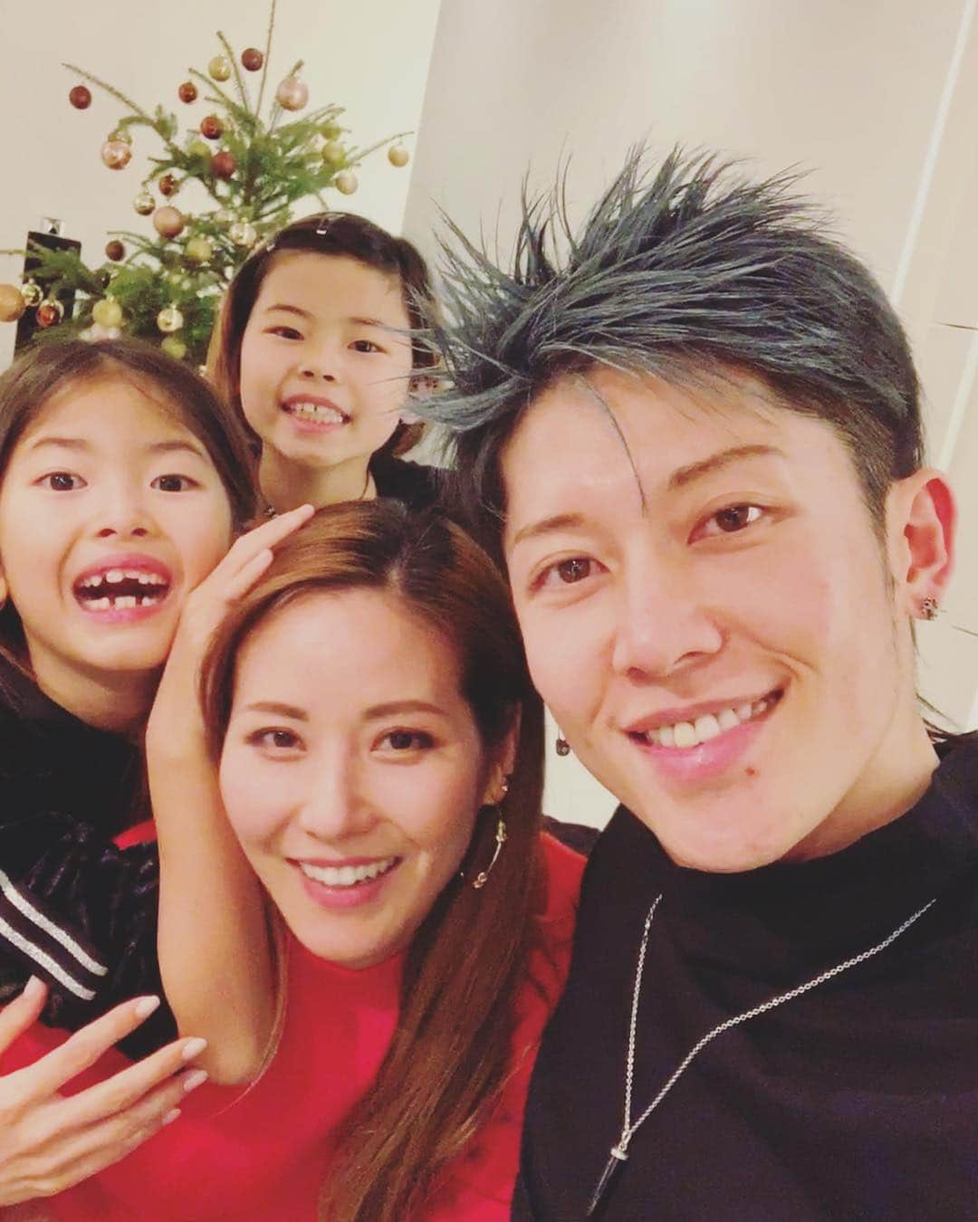 雅-MIYAVI-さんのインスタグラム写真 - (雅-MIYAVI-Instagram)「Big love to you all from the Ishiharas. Hope you’re having good times with people around you. Family, friends, co-workers, neighbors whoever is close and you are with. I‘ll be stronger to protect and love these girls, friends, staff and you all as my family. Thank you and love you always. 皆が、家族や友達、職場の人たちと楽しい時間を過ごせていますように。もっと周りの人たちを愛し、守れるように、強くなろう。俺も、家族、スタッフ、そして応援してくれるファンの皆、全員ひっくるめてファミリーとして守れるよう、笑っていられるよう、もっともっと強くなります。いつもありがとう。石原家より、大きな愛を。」12月27日 19時29分 - miyavi_ishihara