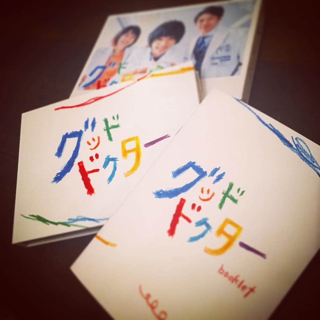 上野樹里さんのインスタグラム写真 - (上野樹里Instagram)「こちらは、グッドドクター 👨‍⚕️blu-ray💿ブックレット、特典映像付きのboxです🙌😄現在、予約受付中‼️発売日は来年の1/9です🌅🎍まだ観てないので特典映像は何か気になります🤔💭命と向き合う子供たちの強さと愛がたくさん詰まっています😌今年の夏を振り返ると心がギュッとなったり、温かい気持ちになります。最近は手軽にネットで注文出来るので、ご興味のある方は是非よろしくお願いします😊🎋🎆 #グッドドクター  #グッドドクター公式twitter  #グッドドクター主演山﨑賢人」12月27日 22時06分 - _juri_art_