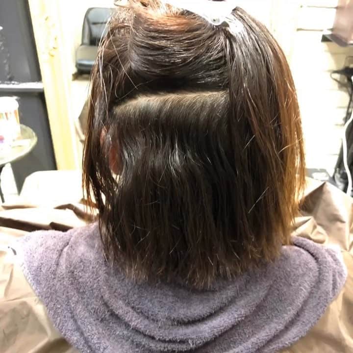 チダヨシヒロのインスタグラム：「大人気！！内巻き矯正✨﻿ 最初いらしたときはストパーの失敗で髪のダメージがすごい状態でしたが、、、﻿ なんとかここまで綺麗になりました😭﻿ ﻿ あなたに合ったヘアスタイルで毎日が扱いやすい美髪に😊﻿ ﻿ ﻿ 無料カウンセリングを実施しておりますので髪のお悩みやご相談などがありましたらDMまたはLINEの﻿﻿﻿﻿﻿ 『@ohe8877n』﻿﻿﻿﻿﻿ より24時間365日受付ております😆﻿﻿﻿﻿﻿ 実際にご来店していただき、カウンセリングのみでもご料金はいただいておりません♪﻿﻿﻿﻿﻿ ﻿﻿﻿﻿﻿ 髪にお悩みの方を1人でも多く綺麗になって欲しいという僕の気持ちの表れです🙇﻿﻿﻿﻿﻿ ﻿﻿﻿﻿﻿ ﻿﻿﻿﻿﻿ 【こんなお悩みをお持ちの方はぜひご連絡ください😊】﻿﻿﻿﻿﻿﻿﻿﻿﻿﻿﻿ ﻿﻿﻿﻿﻿﻿﻿﻿﻿﻿ ﻿✂︎髪をキレイに改善していきたい✨﻿﻿﻿﻿﻿﻿﻿﻿﻿﻿﻿ ﻿﻿✂︎『髪の毛キレイだね』って褒められたい✨﻿﻿﻿﻿﻿﻿﻿﻿﻿﻿ ✂︎美容室でトリートメントをしても、いつもすぐ落ちてしまう😭﻿﻿﻿﻿﻿﻿﻿ ✂︎ものすごくキレイな縮毛矯正をしてみたい✨﻿﻿ ﻿﻿﻿﻿﻿﻿﻿﻿﻿﻿ ✂︎色持ちがいいカラーをしたい✨﻿﻿﻿﻿﻿﻿﻿﻿﻿﻿ ✂︎アホ毛・毛羽立ちを抑えたい😭﻿﻿﻿﻿﻿﻿﻿ ✂︎ツヤのある髪にしたい✨﻿﻿﻿﻿﻿﻿﻿﻿﻿﻿﻿ ✂︎ダメージが気になる😭﻿﻿﻿﻿﻿﻿﻿ ﻿﻿﻿﻿﻿﻿﻿﻿﻿﻿ そんな方にはぜひチダヨシヒロの髪質改善を １度ご体験して頂きたいと思っております😆﻿﻿ ﻿﻿﻿﻿﻿﻿﻿﻿﻿﻿﻿ ﻿﻿﻿﻿﻿﻿﻿﻿﻿﻿ お悩みの方はお気軽に﻿﻿﻿﻿﻿﻿﻿﻿﻿﻿ お問い合わせ下さいね✨﻿ ﻿﻿﻿﻿﻿﻿﻿﻿﻿﻿﻿﻿﻿﻿﻿﻿﻿﻿﻿﻿﻿ ﻿﻿﻿ インスタグラムを見て﻿﻿﻿﻿﻿﻿﻿﻿﻿﻿﻿髪質改善や縮毛矯正で﻿﻿ ご来店される方がかなり増えてきております😊﻿﻿﻿﻿﻿﻿﻿﻿ 気になる方はこちらの僕の美髪シリーズもご覧下さい✨﻿﻿﻿﻿﻿﻿﻿﻿﻿﻿﻿﻿﻿ ↓↓ 『 #チダヨシヒロの髪質美人 』﻿﻿ ﻿﻿﻿﻿﻿﻿﻿﻿﻿﻿ ﻿﻿﻿﻿﻿﻿﻿﻿﻿﻿ 【完全マンツーマン施術・完全予約により待ち時間なし😆】﻿﻿﻿﻿﻿﻿﻿﻿ 僕の髪質改善は続けていけば、 どんどん髪の毛が強化されていくので、 ダメージなどが気になる方はご相談ください✨﻿﻿﻿﻿﻿﻿﻿﻿﻿﻿﻿ ﻿﻿﻿﻿﻿﻿﻿﻿﻿﻿ あなたの大切な髪を必ず綺麗にさせていただきます😊﻿﻿﻿﻿﻿﻿﻿﻿ ﻿﻿﻿﻿﻿﻿﻿﻿ 【予約空き状況】﻿﻿﻿﻿﻿﻿﻿﻿﻿﻿﻿﻿﻿ 12/28 18:00﻿ 12/29 満席﻿ 12/30 満席﻿ ﻿﻿﻿ 1/5 満席﻿ 1/6 満席﻿ 1/7 12:30以降﻿ 1/10 13:30以降﻿ 1/11 12:30以降﻿ 1/12 10:00 14:00 16:00﻿ 1/13 10:00 14:00 16:00﻿ 1/16 10:00以降﻿ 1/17 10:00以降﻿ 1/18 10:00以降﻿ 1/19 10:00以降﻿ 1/20 10:00以降﻿ 1/21 10:00以降﻿ ﻿﻿ ﻿﻿﻿﻿﻿﻿ ご予約・ご相談は、LINE、DMよりご連絡くださいね✨﻿﻿﻿﻿﻿﻿﻿﻿﻿﻿ ご新規様のご予約は1月がオススメです🙆‍♂️﻿ ﻿﻿﻿﻿﻿﻿﻿﻿﻿﻿ ﻿﻿﻿﻿﻿﻿﻿﻿﻿﻿ 【メニュー】﻿﻿﻿﻿﻿﻿﻿﻿﻿﻿﻿﻿﻿ カット¥7000 髪質改善002¥10000（カラー・縮毛矯正・パーマと併用すれば¥5000） 美髪カラー¥7000〜 美髪縮毛矯正¥20000〜﻿﻿﻿﻿﻿﻿﻿﻿﻿﻿ カットをされない方はシャンプー・ブロー代¥3000頂きます🙇﻿﻿﻿﻿﻿﻿﻿﻿﻿﻿ ﻿﻿﻿﻿﻿﻿﻿﻿﻿﻿﻿ ﻿﻿﻿﻿﻿﻿ ﻿﻿﻿﻿﻿﻿ #縮毛矯正﻿﻿﻿﻿﻿ #酸性矯正﻿﻿﻿﻿﻿ #弱酸性縮毛矯正﻿﻿﻿﻿﻿ #自然な縮毛矯正﻿﻿﻿﻿﻿ #酸性ストレート﻿﻿﻿﻿﻿ #髪質改善ストレート﻿﻿﻿﻿﻿ #髪質改善﻿﻿﻿﻿﻿ #髪質改善カラー﻿﻿﻿﻿﻿ #美髪ケア﻿﻿﻿﻿﻿ #美髪カラー﻿﻿﻿﻿﻿ #美髪になりたい﻿﻿﻿﻿﻿ #ツヤ髪﻿﻿﻿﻿﻿ #綺麗な髪﻿﻿﻿﻿﻿ #髪の毛サラサラ﻿﻿﻿﻿﻿ #髪をきれいにする美容室﻿﻿﻿﻿﻿ #用賀﻿﻿﻿﻿﻿ #桜新町﻿﻿﻿﻿﻿ #美髪﻿﻿﻿﻿ #ダメージケア﻿﻿﻿﻿﻿ #ダメージヘア﻿﻿﻿﻿﻿ #ダメージ毛﻿﻿﻿﻿﻿ #枝毛﻿﻿﻿﻿﻿ #切れ毛﻿﻿﻿﻿﻿ #アホ毛﻿﻿﻿﻿﻿ #トリートメントサロン﻿﻿﻿﻿﻿ #扱いやすい髪﻿﻿﻿﻿﻿ #髪の悩み﻿﻿﻿ #髪を綺麗にしたい﻿﻿﻿﻿﻿」