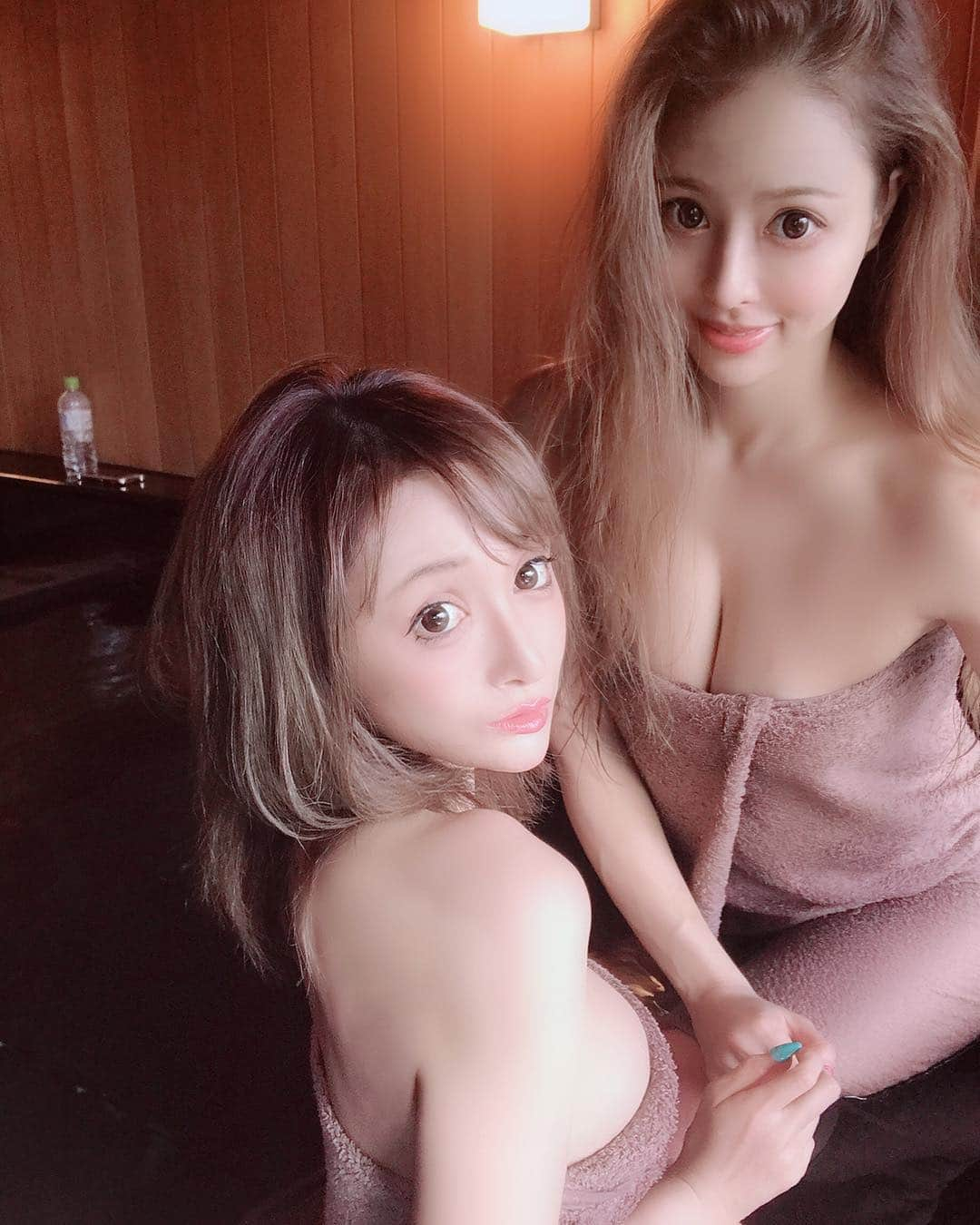 真優川咲さんのインスタグラム写真 - (真優川咲Instagram)「#♨️ 💗💗🧖‍♀️🧖‍♀️💗💗 今年最後の #温泉旅行 〆♨️💗💗 . 大好きな ♡りりたんと♡急遽 🤭 癒されの 締めくくり できました💗 #2018年 も本当に色んな事があったな。。💗 って、 #恋バナ 💗 #お仕事 💸 #xoxo .. 💋 #美味しいご飯 と #美味しいお酒 と共に.. 沢山語り 沢山眠りました ☺️🍽🧀🍷🥂✨😴💞 . 初めて行った #旅館 (#箱根香山 )も 本当に素敵なところで 💁🏼‍♂️このお部屋にあるお酒は全て自由に飲み放題です🕴👨🏻‍🍳 と言われてびっくり🤭、、💦w 飲みほすぞ〜〜 ٩( ᐛ )و ✨✨ と 2人で意気込んでたけど、 流石に 飲み干すことは出来ず..😹❣️ww でも 久しぶりに仕事も #ダイエット も忘れ.. 本当に癒されて 幸せだったな 😚🥺💗💗💗 . 帰りにハニたんオススメの #お蕎麦やさん にも行って  1年ぶりくらいの #天婦羅蕎麦 🍤を食べたよ🤤幸💗 まだまだ 思い出の写真が沢山あるから また少しづつ のせてきます ッ😘✨ #咲りり #女2人旅 #温泉 #忘年会 #温泉納め〆 #LOVE 💋✨」12月27日 22時15分 - saki_411