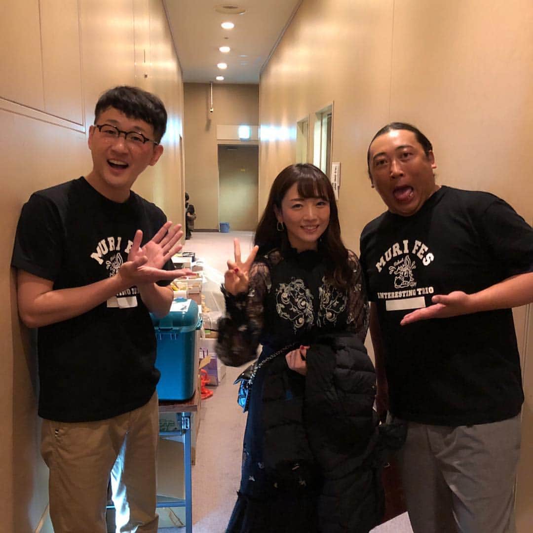のインスタグラム：「. ロバートさんの単独ライブに行ってきました！ 「佳代子の部屋」で共演させて頂いて以来久しぶりに 秋山さんに会えました😍本当に優しくていい人です、、 （ロバート山本さんは、サイン会中で不在のため3ショット）  20周年おめでとうございます🎊  爆笑コント面白すぎた、、最高です。たくさん笑って元気もらったので良き年がこせそう💛  #ロバート #怒涛の無理フェス」