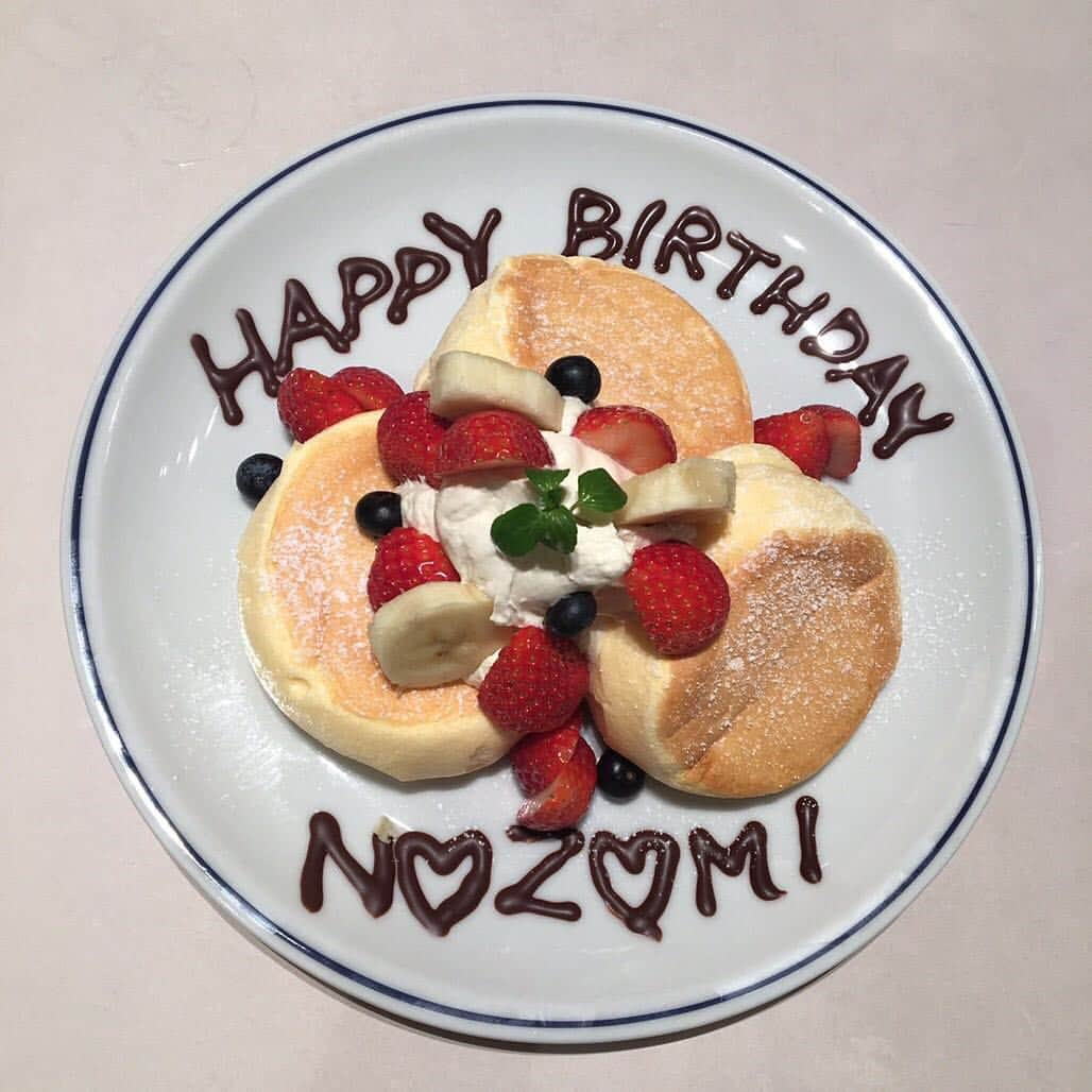 村瀬葵のインスタグラム：「・ FLIPPER'Sで のんちゃんのお誕生日のお祝い🎂🥂 いつでも可愛くて優しくて 変わらず仲良くしてくれる のんちゃんが大好き😘💞 ずっと食べてみたかった奇跡のパンケーキはふわっふわで新感覚でした🥞 ・ #happybirthday #birthday #friend #forever #love #girls #talk #pancake #cafe #flipsers #strawberry #cream #delicious #holiday #お誕生日 #お祝い #おめでとう #大好き #大切なお友達 #フリッパーズ #パンケーキ #奇跡のパンケーキ #ふわふわ #新感覚 #甘党 #しょっぱいのも好き」