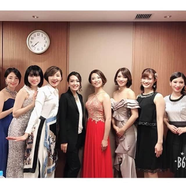 沢希理寿さんのインスタグラム写真 - (沢希理寿Instagram)「昨日ヤマハホールにて 「珠玉の名曲をあなたとともに」無事に終了しました！  私はソロで「白い想い出」 鳳真由ちゃんと「ディガ・ディガ・ドゥ」と 成瀬こうきさんの「sing sing sing」をぴーちゃんとコーラスさせていただきました！  練習通りにうまくいかないところや逆に本番で初めて生まれる表現があったり。改めて舞台は生物だなと感じました。  偉大な先輩 安奈淳さん、峰さを理さん 成瀬こうきさんの現役のお姿を彷彿とさせる変わらないオーラに本当に素敵すぎてずっとドキドキしていました❤️ いつも優しく可愛らしい舞風りらさんの温かい歌声も大好きです。  シャンソニエで何回かご一緒させていただいた香田夏織さんの力の抜けた大人の歌声にいつも勉強させていただいております。  下級生の歌にも良い刺激をもらいました！  明日もヤマハホールにて名曲シリーズコンサートがあります。 フィナーレです！  2018年の歌い納め頑張ります！！ #ヤマハホール#宝塚#名曲 #安奈淳 さん#峰さを理 さん #成瀬こうき さん #天翔りいら ちゃん」12月27日 23時04分 - rizu_sawaki