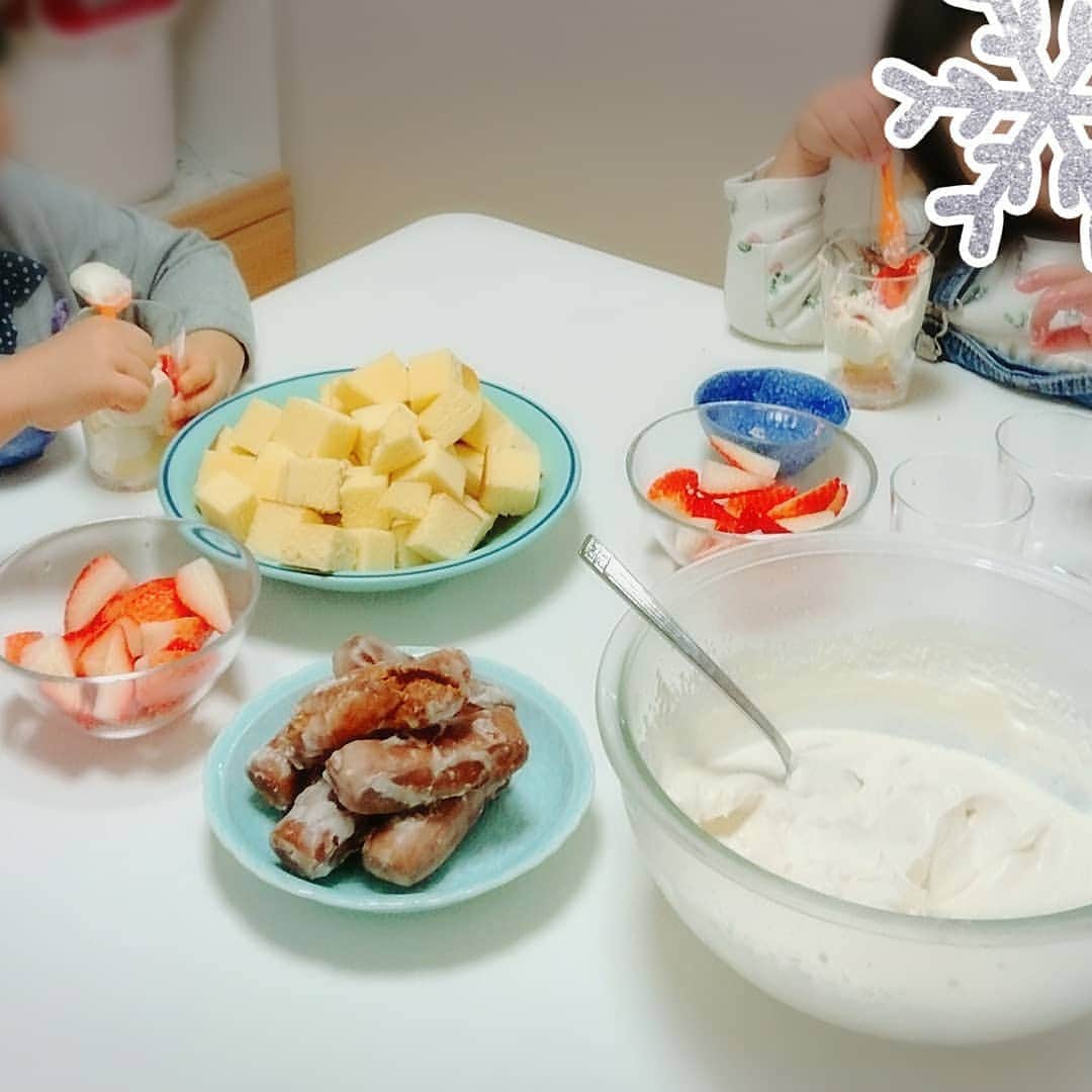 中田有紀さんのインスタグラム写真 - (中田有紀Instagram)「娘のお友達の家でカップケーキ作り🍰スポンジ、生クリーム、イチゴを好きなようにカップに詰めてアラザンで飾るだけ。簡単で楽しそう😊🎶 #ケーキ作り #2歳 #3歳 #子供でも簡単 #子供たちアラザンを底に入れてしまって見えない #ふりかけてほしかった」12月27日 23時13分 - akinakada0508