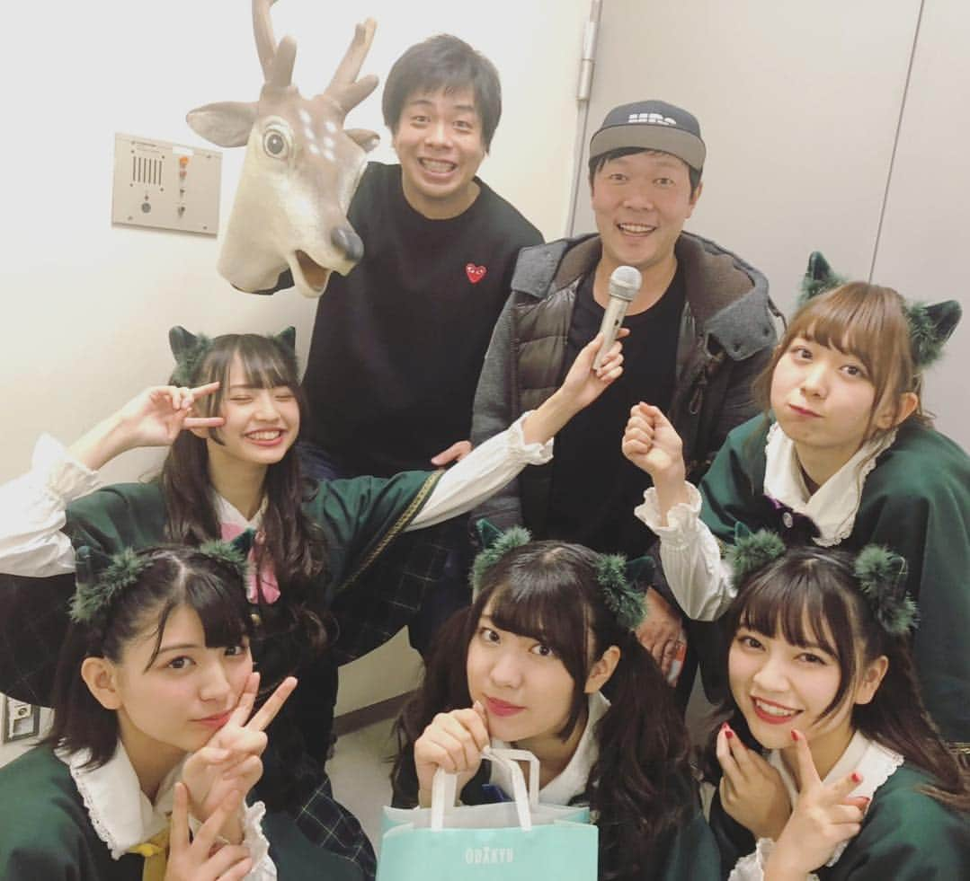 藤田裕樹さんのインスタグラム写真 - (藤田裕樹Instagram)「年内最後のライブ、わーすた大感謝祭2018ちょっとだけですが観に行ってきました！  ニコ生の番組で共演させてもらって早1年、わーすたちゃんの胃袋は藤田が掴んだと言っても過言ではないんじゃないでしょうか！  また呼んでもらえるよう、お仕事と推し事、頑張っていきたいと思います！  オラキオ兄やんも一年間ありがとうございました！  みんなに幸あれ！  #鹿映え  #鹿stagram  #わーすた  #wasuta  #わーすた大感謝祭2018  #楽屋で元気すぎ  #毎回全力でダンソンやってくれる  #そんな子達ええ子に決まってる  #zilizililoveが好き  #スタンドアロンも好き  #オラキオさん #わーすたのメンバー及び  #わーしっぷ に愛されすぎ  #お父さんの顔してる  #ライブ中もお父さんの顔  #娘の発表会を観るお父さんの顔  #ベストファザー受賞級  #パパキオ  #世界平和」12月27日 23時48分 - fujiboy0730