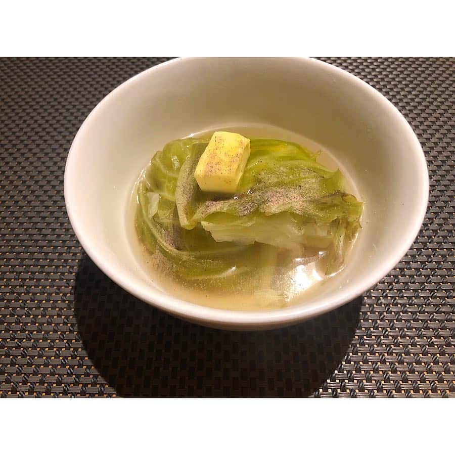竹内夏紀のインスタグラム：「. 『ざっくりキャベツスープ』 . 味付けはコンソメ！ 食べるときにバターとホワイトペッパー 以上！このスープすごく好き！ .  #JKなつ弁 #クッキングラム #デリスタグラム  #深夜食堂 #cookingram #delistagram #cooking #cook #yammy」