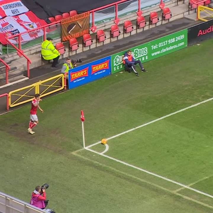 エロス・ピサーノのインスタグラム：「Glad for the first goal with the Robins ⚽️ •  We keep going !!! #bristolcityfc ⚪️🔴」