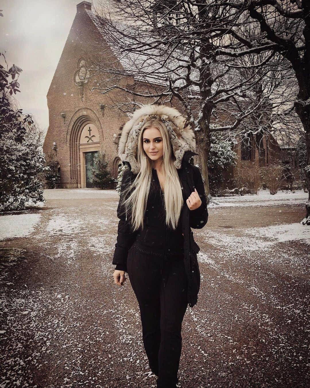 Anna Nyströmのインスタグラム：「Cozy walks in the snow 🐻💕」