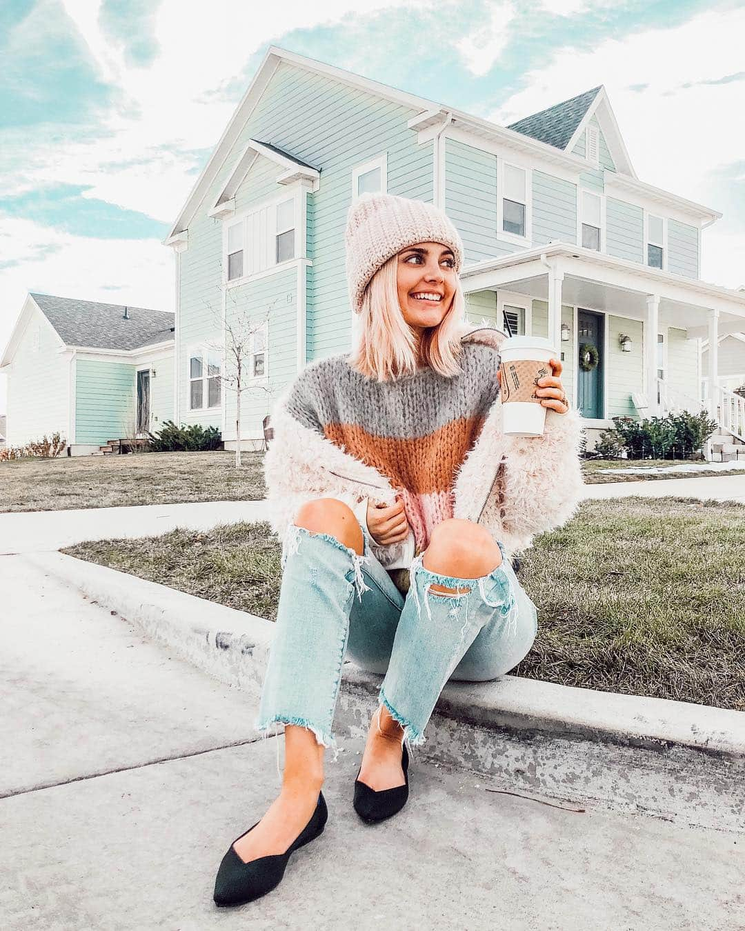 Aspyn Ovard Ferrisさんのインスタグラム写真 - (Aspyn Ovard FerrisInstagram)「Today’s OOTD 💕 Comfy sweater and new flats from @rothys! They have repurposed over 20 million recycled water bottles to make sustainable shoes! #Rothys20Million #ad」12月28日 4時03分 - aspynovard