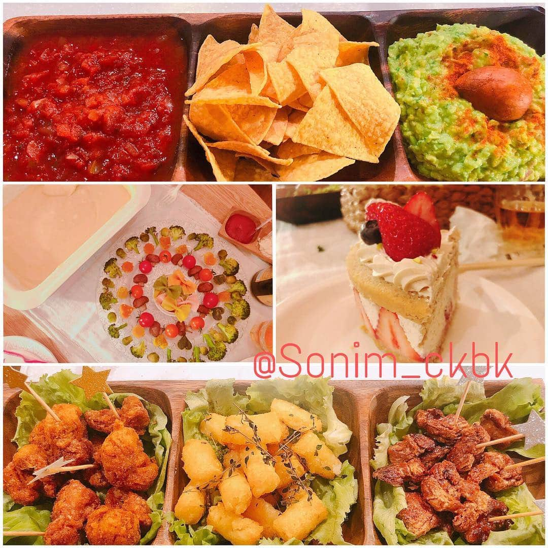 ソニン クッキングさんのインスタグラム写真 - (ソニン クッキングInstagram)「. #SonimCooking 🎄“Christmas party food”🎅 #AllVegan ❤️Salsa sauce 💙Tortilla chips 💚Guacamole 🧡Vegan Cheese Fondue 💛↑ w Grilled veggies, pasta and bread 💜Vegan cake🎂(store bought) @chayamacrobiotics ❤️Fried soy-chicken Curry flavor 💙Mini Hash browns with Tyme 💚Grilled soy-chicken Teriyaki style #クリスマスパーティー #パーティーフード #ヴィーガン #私以外ヴィーガンじゃなかったけどノンヴィーガンでも美味しく食べれるように味付けしてみました #みんな大変気に入って私より食べてた #パーティーフードをクリエイトするの好きみたいです #基本人におもてなしするのが好き #ChristmasParty #PartyFood #VeganParty #CheeseFondue #SoyChicken #VeganCake」12月28日 15時36分 - sonim_ckbk