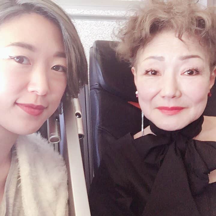 末成由美さんのインスタグラム写真 - (末成由美Instagram)「飛行機の中でスパークリングワインで乾杯😍‼️」12月28日 15時39分 - yumisuenari