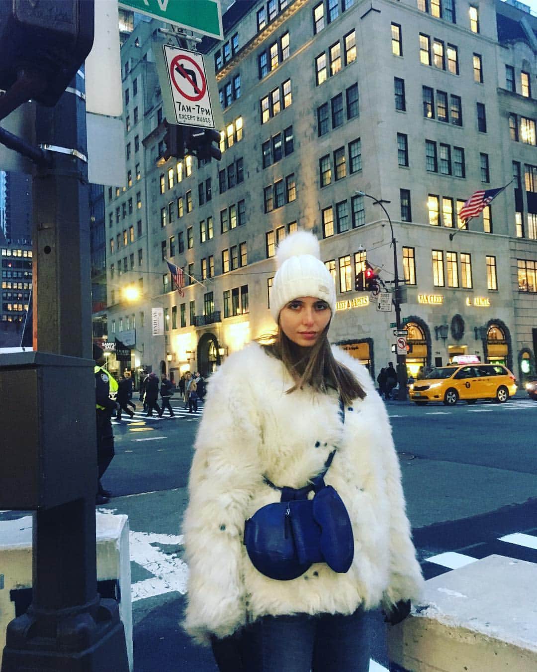 のインスタグラム：「Winter in New York  #johnribbe #fashion #handbag#newyork#nyc#bag#manhattan#fifthavenue#bags#charmbag#handbags#bluebag #accessorybag #fakefur#fluffycoat#whitecoat#crosbodybag#leatherbag#usa#winter#christmas#christmastime#fashiongirl#winteroutfit#yeticoat #yeti#johnribbecoat」