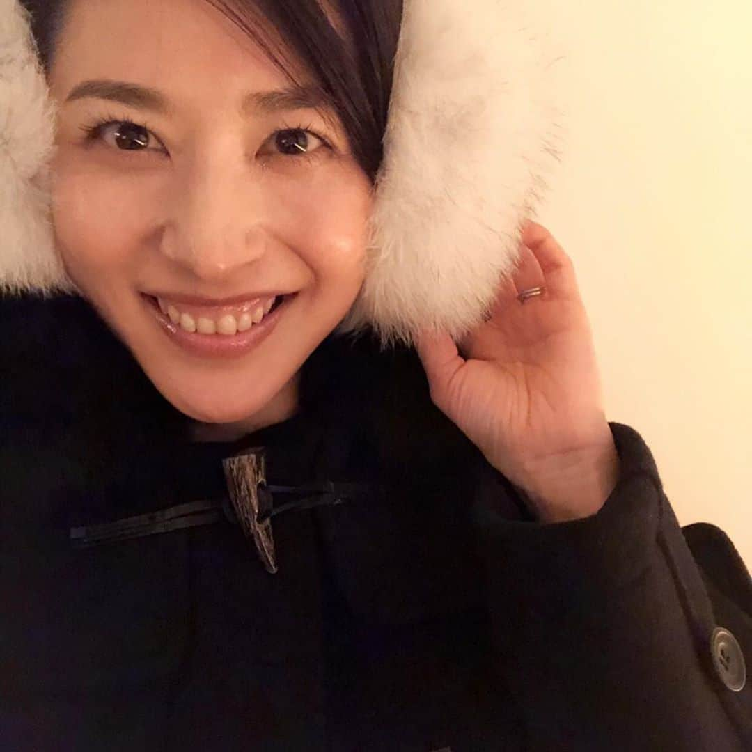 潮田玲子さんのインスタグラム写真 - (潮田玲子Instagram)「我が家の玄関もクリスマスリースからしめ縄へ。 このしめ縄、リース同様 @_fujimamiho さんにオーダーしました😍😍😍❤️🙏 素敵なしめ縄に気持ちも引き締まります🤩🙌 我が家のクリスマスツリー、片付ける頃にはこの有様… スカスカ…笑チビ達の仕業😅 でもとりあえず最後まで飾れて良かったとしよう🎄 フクロウは無事でした🤩🙌笑  #しめ縄 #新年迎える準備 #めんどくさがりな私でも #とりあえず飾りから #大掃除が先だろ笑 #腰が重い #高校の同級生達と #美穂さんのお誕生日のお祝い #プレゼントにあげた耳あて #似合いすぎて #可愛すぎて #メロメロ」12月28日 9時07分 - reikoshiota_official