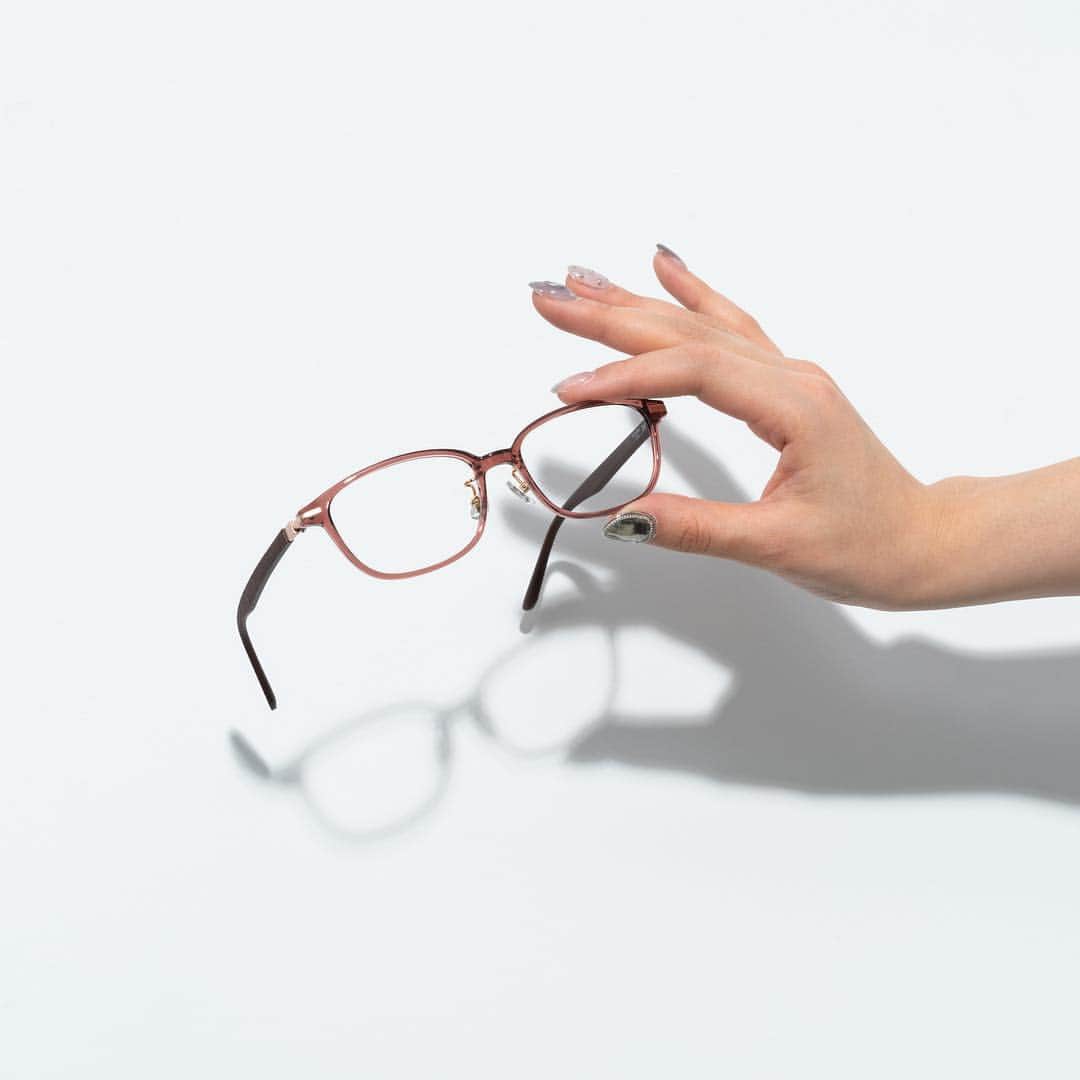 Zoff Officialのインスタグラム：「CLASSIC ZA181058_21A1 レザー風加工を施したテンプルがシックなデザイン。フレームはクリアで柔らかい印象に。 #Zoff #FASHION #eyewearstyle #メガネ #Zoffコーデ」