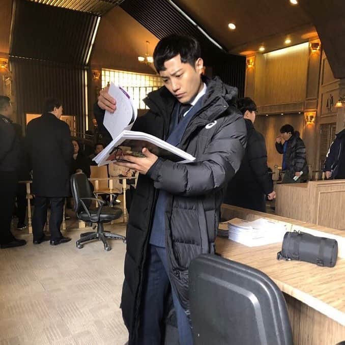 チン・グのインスタグラム：「#리갈하이 #촬영중」