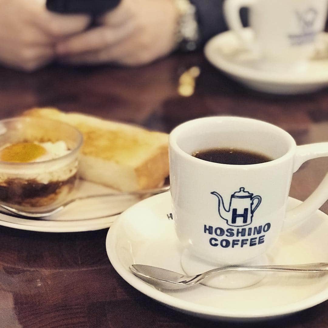 のインスタグラム：「実家の家族と星乃珈琲☕️モーニングだから名物パンケーキ食べれず。  #星乃珈琲店 #モーニング #エッグスラット #織姫ブレンド #奥にうつる手は兄のもの」