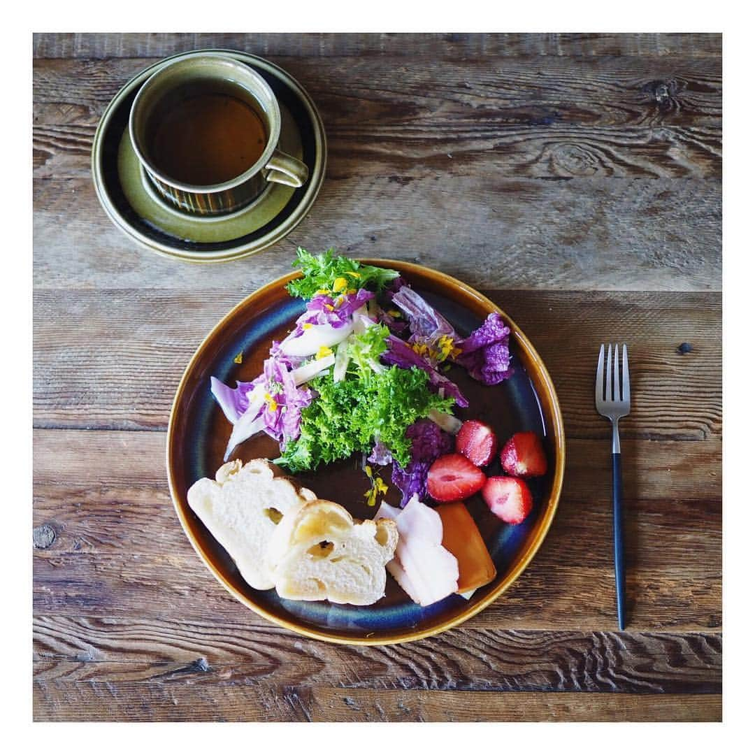 高山都さんのインスタグラム写真 - (高山都Instagram)「切って盛るだけでも、好きな食器を使うと気分が良い。 今日はヴィンテージのものを。 ARABIAカップ&ソーサーとデンマークのsoholmのプレートで。 紅茶の気分だったから、久々にmarimekkoの急須も出したら、何年経っても好きなものは好きなんだなーと。 お誕生日プレゼントに兄貴姉貴達からもらった @balmuda のトースター最高。フカフカに焼ける🥖 サラダは、千切りのリンゴと紫白菜とわさび菜を塩とオリーブオイルとホワイトバルサミコで和えた。 #みやれゴハン #おうちごはん #うつわ #vintage #ARABIA #🇩🇰 #🇸🇪 #entea #balmuda #thankyou」12月28日 11時01分 - miyare38