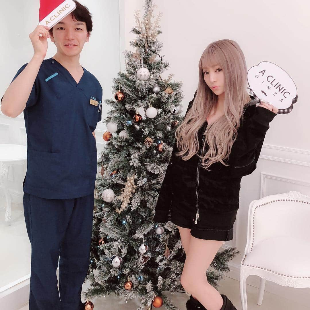 桜井莉菜さんのインスタグラム写真 - (桜井莉菜Instagram)「この間、A clinic @a_clinic_ginza にリフトアップしに行って来たよーん💕 Aスレッドさまさま❤️ 4ヶ月ぶりくらいかな？ 目標は3ヶ月に1回2本ずつ入れたいと思ってる😍❣️ ちなみに今回私は佐藤先生に施術してもらったよーん✨ やっぱりねー、やるたび感動する😳😳😳 顎がね、シャキーンッてなる🤣 ほっぺのお肉が上がると、目も大きく見えるから写真が盛れる🤣 決して安くはないけど、何か大事な予定の前にやるの本当オススメ✨✨✨ 結婚式やパーティー、合コン婚活、前日でも全然腫れないよ✨ あ、でも麻酔してるから、ヘアアップとかにしたらちょっと耳横あたり違和感あるかも？ なので、髪下ろす時は前日でも問題無し❤️ むしろ1番上がってて小顔効果ヤバすぎ❣️❣️❣️ 2枚目の写真、マツエクもしてないからヤバすぎだけど🤣w顔の輪郭だけ見て！？ 特に向かって右のほっぺ見たら違いわかりやすいかも😳✨ それよりクマも気になるし、気になる事いっぱいだ🤭 美容って果てしない…🤩🤩🤩 #リフトアップ#Aスレッド#ACLINIC」12月28日 11時15分 - rina__sakurai