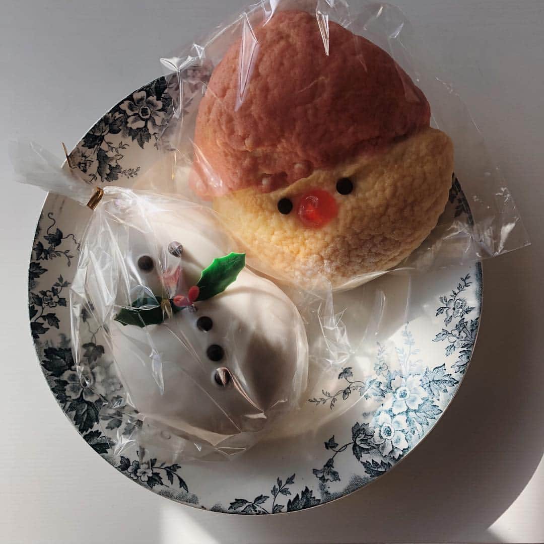 菅谷梨沙子さんのインスタグラム写真 - (菅谷梨沙子Instagram)「クリスマスの時の載せ忘れた写真🎄 可愛いこういうパンを見つけると買わずにはいられなくなる私。 でも食べる時になるとどこから食べようかなっと悩み、はじっこから食べて顔部分が残るように食べていきます…笑」12月28日 11時26分 - risako_sugaya