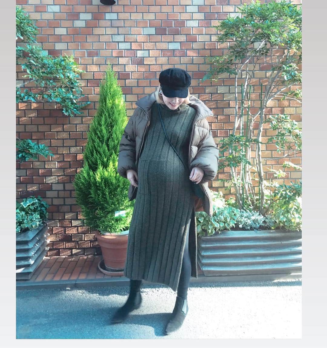 岸本セシルのインスタグラム：「#ルー妊婦コーデ  パンパンまんまるになりすぎて、妊婦コーデしばらく載せてなかった😂  こないだ載せたコーデの 中だけが違う！  ニットワンピースは元々持っていて、ユルっと着てたものなんだけど…笑。  サイドにスリット入ってて好きー！ デニム合わせも可愛い服。  あー、どんどん着れない服が増えてきていて悲しいよ😭 ニットワンピが今のところいちばーん楽チン！！ あとはオーバーオールだったけど、ついにパツパツキツキツになってきてしまったの🙄新しく買い足すか迷い中…。 同じような格好ばかりになってしまうなー🤔  昨日、断捨離して服整理したから着れる服探そ😆‼︎💪」