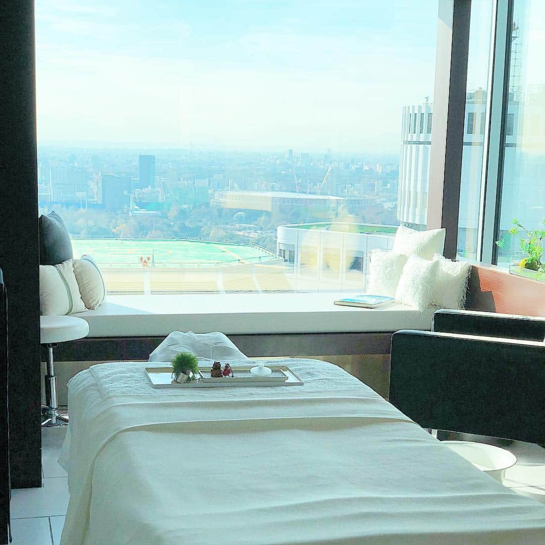 関有美子のインスタグラム：「✨✨✨✨✨ . . スイスパーフェクションSPA 🥂 へ行ってきました✨ . 年末の疲れをとりに みっちり数時間💕💕 シティービューが綺麗で エステも受けてみたかった #スイスパーフェクション 😍🙌 . 贅沢な時間でゆっくり癒されました😍 . . 空いててのんびりできるし 本当おすすめ✨ お肌もちゅるんちゅるん！ また絶対行く💕 . . #エステ#スイスパーフェクションスパキオイ#プリンスギャラリー東京紀尾井町#赤坂#christmas#おひとりさま#mama#ママライフ#prじゃないよ#SPA#akasaka#spa大好き#美容」